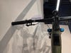 Detail eines Mountain-Elektrofahrrad-Lenkers mit Display und Dämpfern.