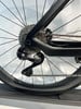 Detail des hinteren Schaltwerks und der Kassette auf einem schwarzen Fahrrad.