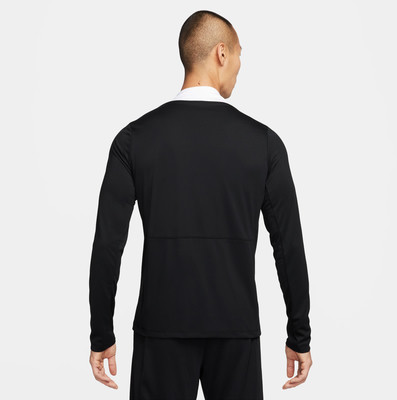 Rückansicht eines Mannes in einem schwarzen Langarmshirt mit weißem Kragen.