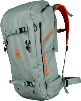 Zelený batoh Kohla Alpinist Tour s oranžovými prvkami a popruhmi. Zelený batoh Kohla Alpinist Tour s oranžovými prvkami a popruhmi.