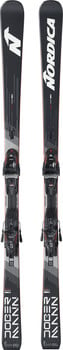 NORDICA Skier mit schwarzem Design und weißem N-Logo.