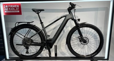 Graues Cube E-Bike mit Gepäckträger und Schutzblechen im Geschäft. Graues Cube E-Bike mit Gepäckträger und Schutzblechen im Geschäft.