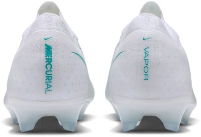 Rückansicht von weißen Nike Fußballschuhen mit Mercurial und Vapor Schriftzug. Rückansicht von weißen Nike Fußballschuhen mit Mercurial und Vapor Schriftzug.