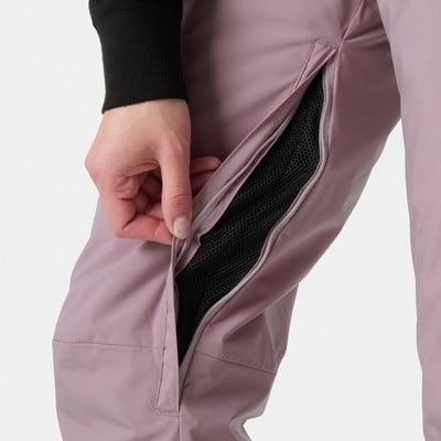 Eine Hand enthüllt einen Reißverschluss mit schwarzem Netzgewebe an einer hellvioletten Hose. Eine Hand enthüllt einen Reißverschluss mit schwarzem Netzgewebe an einer hellvioletten Hose.