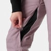 Eine Hand enthüllt einen Reißverschluss mit schwarzem Netzgewebe an einer hellvioletten Hose.