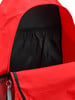 Detail eines offenen roten Rucksacks mit schwarzem Innenfutter und Tasche.