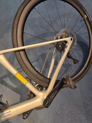 Hinterrad eines Fahrrads mit Scheibenbremse und Shimano 105 Komponenten.