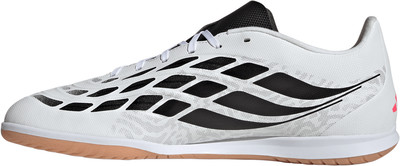 Weißer Fußballschuh mit schwarzen Streifen und Gummisohle.
