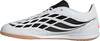 Weißer Fußballschuh mit schwarzen Streifen und Gummisohle.