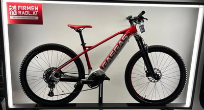 Ein rot-graues Gasgas E-Bike auf einem Ständer mit deutscher Beschriftung. Ein rot-graues Gasgas E-Bike auf einem Ständer mit deutscher Beschriftung.