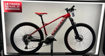 Ein rot-graues Gasgas E-Bike auf einem Ständer mit deutscher Beschriftung.