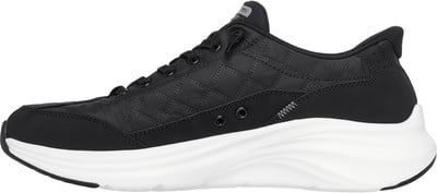 Schwarzer gesteppter Damenschuh mit weißer Sohle und Schnürung. Schwarzer gesteppter Damenschuh mit weißer Sohle und Schnürung.