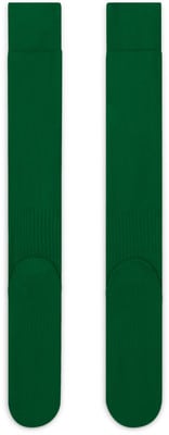 Zwei dunkelgrüne Socken stehen nebeneinander auf weißem Hintergrund. Zwei dunkelgrüne Socken stehen nebeneinander auf weißem Hintergrund.