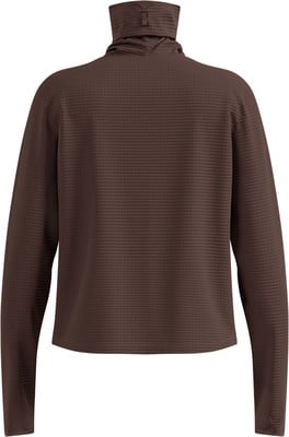 Brauner Rollkragenpullover mit langen Ärmeln und feinem Rippenmuster. Brauner Rollkragenpullover mit langen Ärmeln und feinem Rippenmuster.
