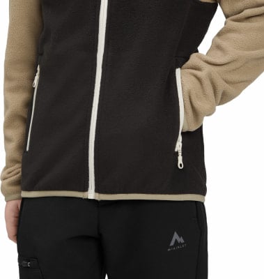 Detail einer Fleecejacke mit Reißverschlusstaschen und McKinley-Logo auf der Hose.