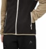 Detail einer Fleecejacke mit Reißverschlusstaschen und McKinley-Logo auf der Hose.