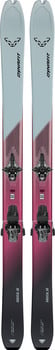 Dynafit-Ski mit rosa und grauen Elementen und schwarzer Bindung.