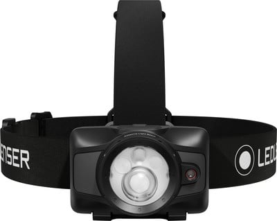 Schwarze Stirnlampe mit verstellbarem Gurt und weißem Markenlogo. Schwarze Stirnlampe mit verstellbarem Gurt und weißem Markenlogo.