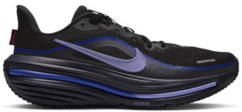 Fekete Nike futócipő lila swoosh logóval és kék talpbetétekkel.