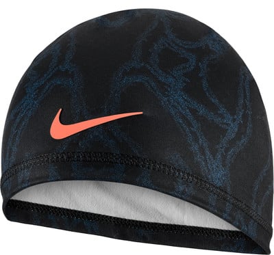 Eine schwarze Nike-Mütze mit orangefarbenem Logo und dunkelblauem Muster.