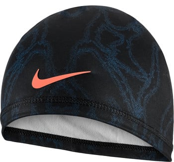 Eine schwarze Nike-Mütze mit orangefarbenem Logo und dunkelblauem Muster.