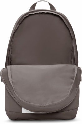 Ein offener grauer Rucksack mit Hauptfach und Fronttasche. Ein offener grauer Rucksack mit Hauptfach und Fronttasche.