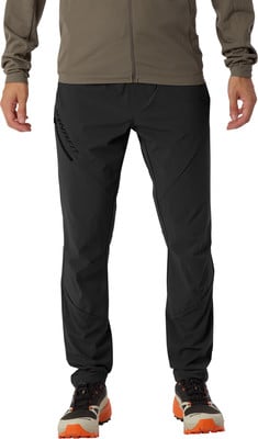 Ein Mann in schwarzer Hose und grüner Jacke mit orangefarbenen Schuhen. Ein Mann in schwarzer Hose und grüner Jacke mit orangefarbenen Schuhen.