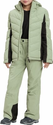 Mädchen in einer hellgrünen Daunenjacke und Skihose.