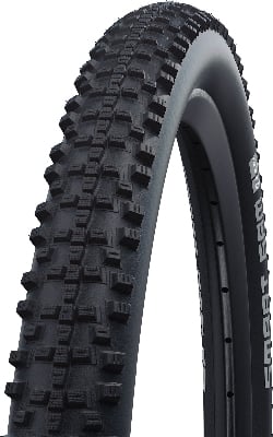 Schwarzer Mountainbike-Reifen mit aggressivem Profil und ausgeprägten Blöcken. Schwarzer Mountainbike-Reifen mit aggressivem Profil und ausgeprägten Blöcken.