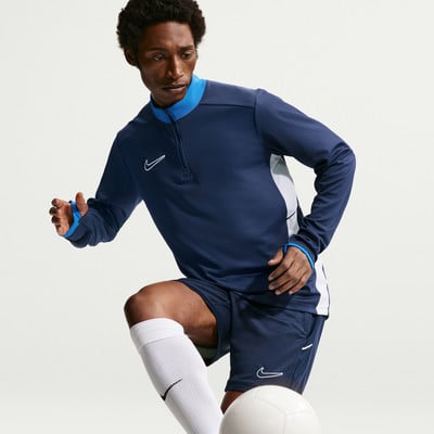 Mann in dunkelblauem Fußballtrikot mit weißem Nike-Logo und blauem Kragen. Mann in dunkelblauem Fußballtrikot mit weißem Nike-Logo und blauem Kragen.