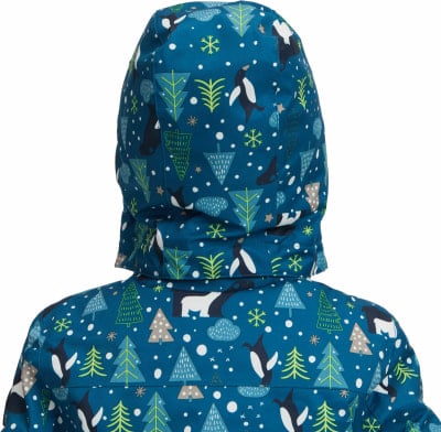 Rückansicht einer Jacke mit Pinguinen und Weihnachtsbäumen auf blauem Hintergrund.