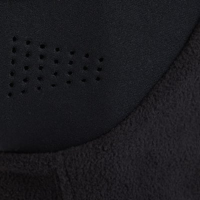 Detail eines schwarzen Textilprodukts mit Löchern und Fleece-Oberfläche. Detail eines schwarzen Textilprodukts mit Löchern und Fleece-Oberfläche.