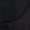 Detail eines schwarzen Textilprodukts mit Löchern und Fleece-Oberfläche.