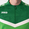 Detail einer grünen Sportjacke mit JAKO-Logo und weißem Streifen