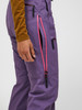 Lila Skihose mit rosa Reißverschlüssen und Taschen.
