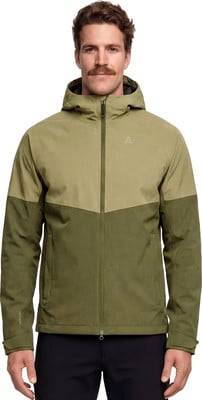 Mann in einer khakifarbenen Kapuzenjacke und schwarzer Hose. Mann in einer khakifarbenen Kapuzenjacke und schwarzer Hose.