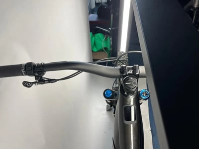Detail des Mountainbike-Lenkers mit Teleskop-Sattelstützenhebel und Vorderradgabel. Detail des Mountainbike-Lenkers mit Teleskop-Sattelstützenhebel und Vorderradgabel.