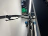 Detail des Mountainbike-Lenkers mit Teleskop-Sattelstützenhebel und Vorderradgabel.