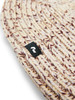 Detail einer Strickmütze mit hellen und dunklen Fasern und einem Logo.