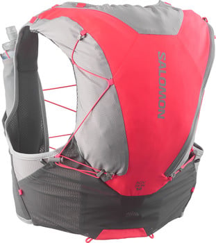 Ein pinker und grauer Salomon Laufrucksack mit Wasserflaschen.
