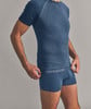 Mann in blauem T-Shirt und Boxershorts mit ORTOVOX-Logo