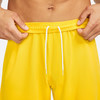 Ein Mann richtet eine gelbe Hose mit weißem Kordelzug.