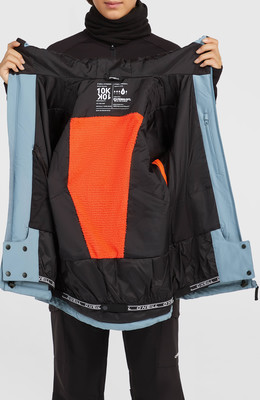 Das Innere einer blauen Jacke mit orangefarbenem Futter und Saumaufdruck.
