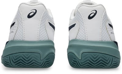 Rückansicht von weißen Tennisschuhen mit dunkelblauem Asics-Logo und grüner Sohle. Rückansicht von weißen Tennisschuhen mit dunkelblauem Asics-Logo und grüner Sohle.