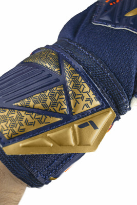 Reusch Attrakt Grip Torwarthandschuhe