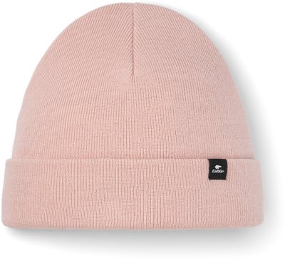 Eine rosa Strickmütze mit einem kleinen schwarzen Eisbär-Logo-Etikett.