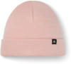 Eine rosa Strickmütze mit einem kleinen schwarzen Eisbär-Logo-Etikett.