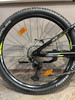 Hinterrad eines Mountainbikes mit Schaltwerk und Reflektoren an den Speichen.