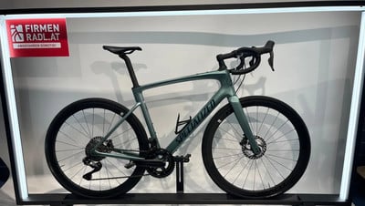 Grünes Specialized Rennrad mit Logo und Aufschrift FIRMEN RADL.AT.