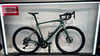 Grünes Specialized Rennrad mit Logo und Aufschrift FIRMEN RADL.AT.
